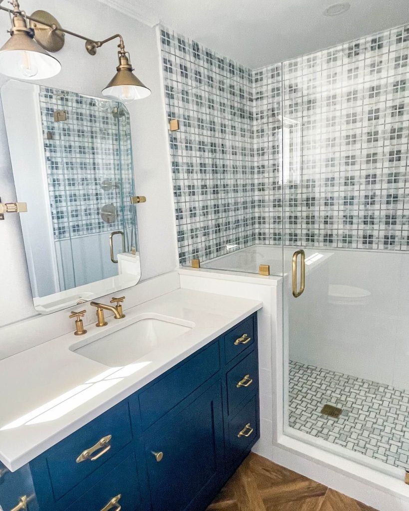 12. Bold Navy and Brass: A Timeless Pairing
