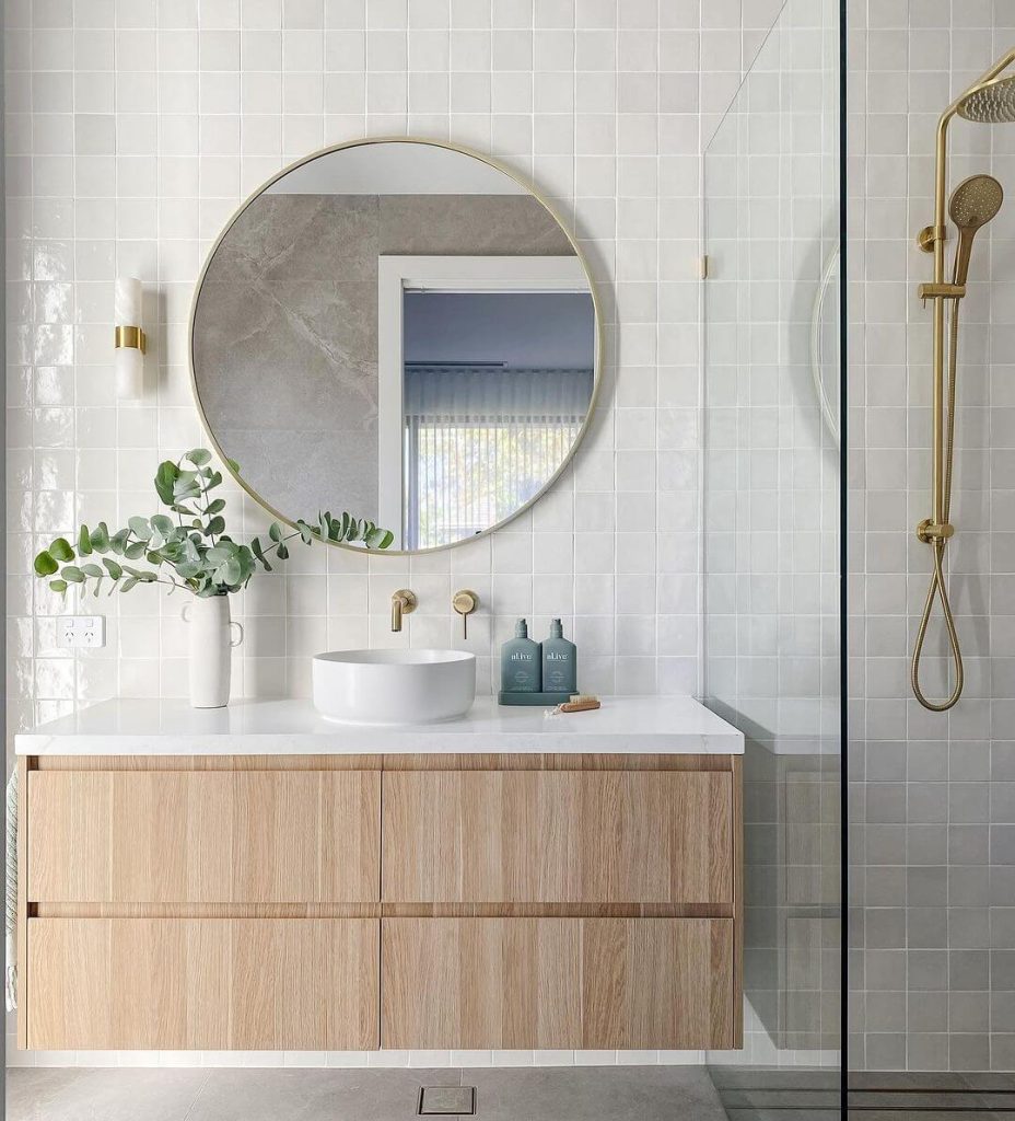 Bright and Minimalist Guest Bathroom with Natural Wood