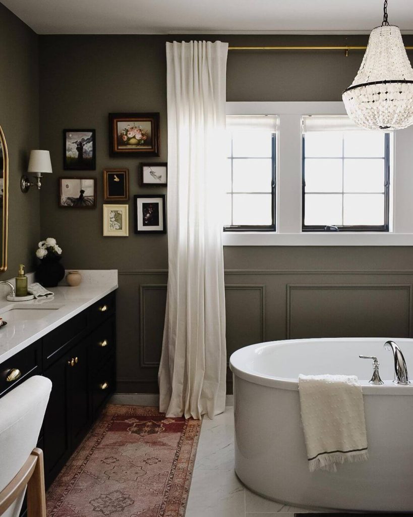 Classic Freestanding Bathtub with Gallery Wall