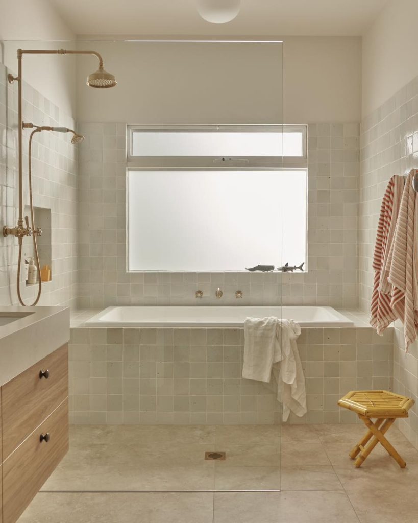 Classic White Shower Tile with Bathtub Niche