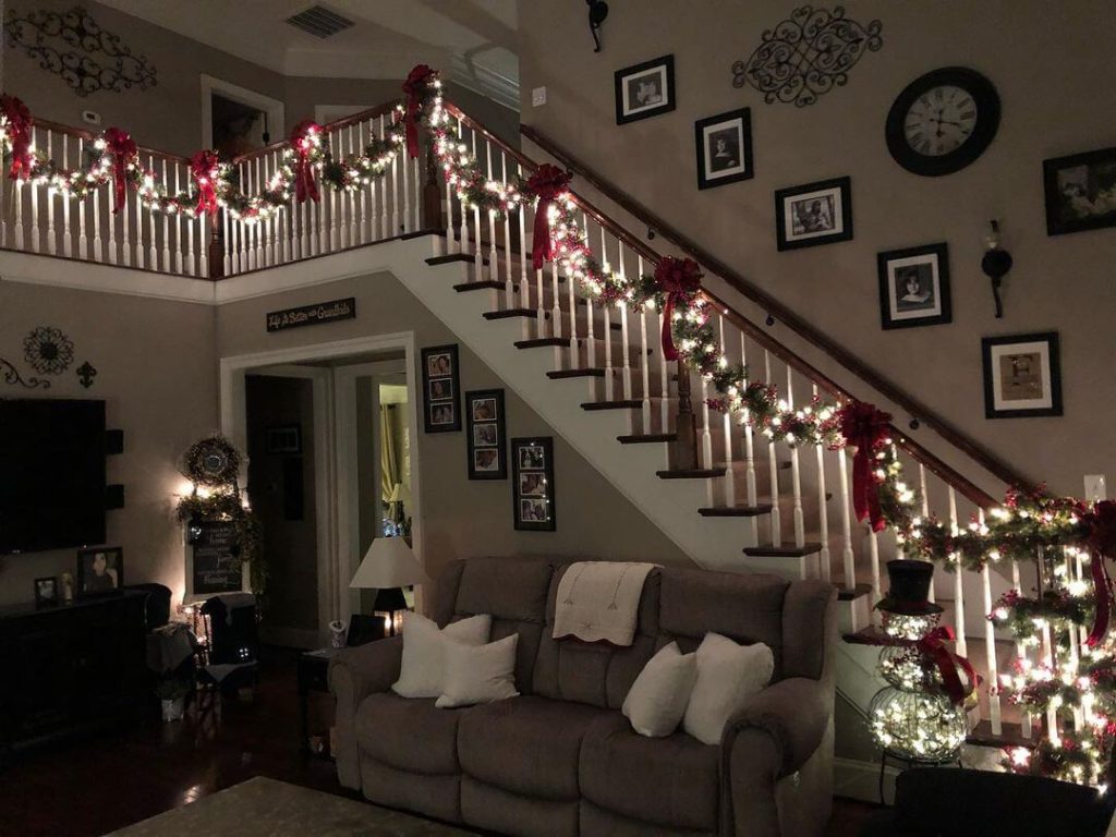 Cozy Red and Green Staircase Garland