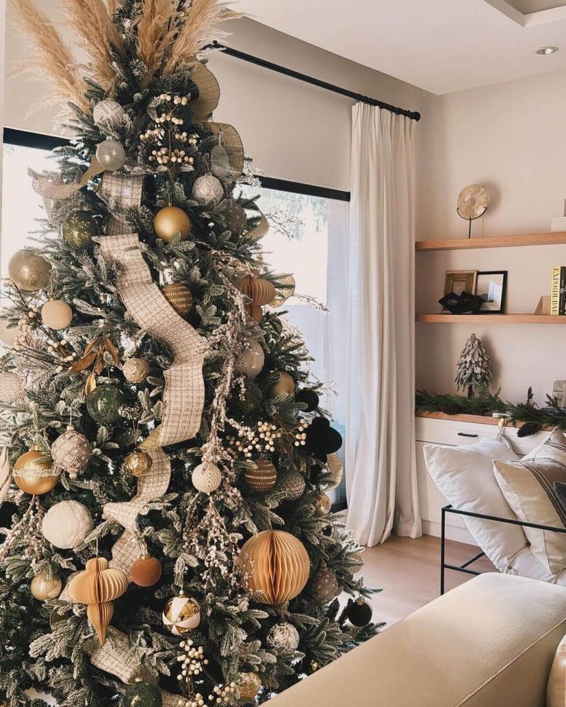 Elegant Black and Gold Christmas Tree with Pampas Accents