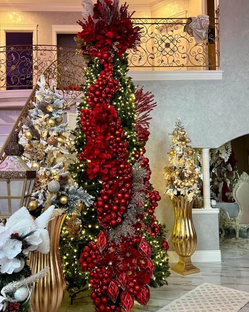 Elegant Red & Gold Christmas Tree