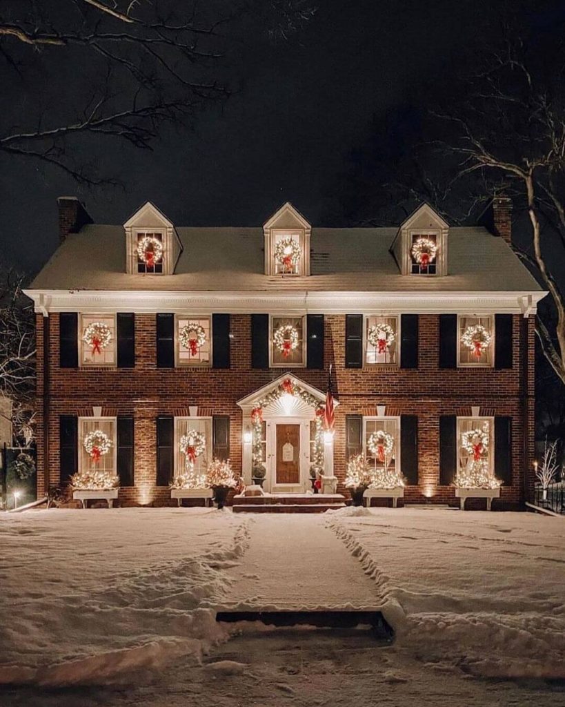 Illuminated Wreath Display for Windows