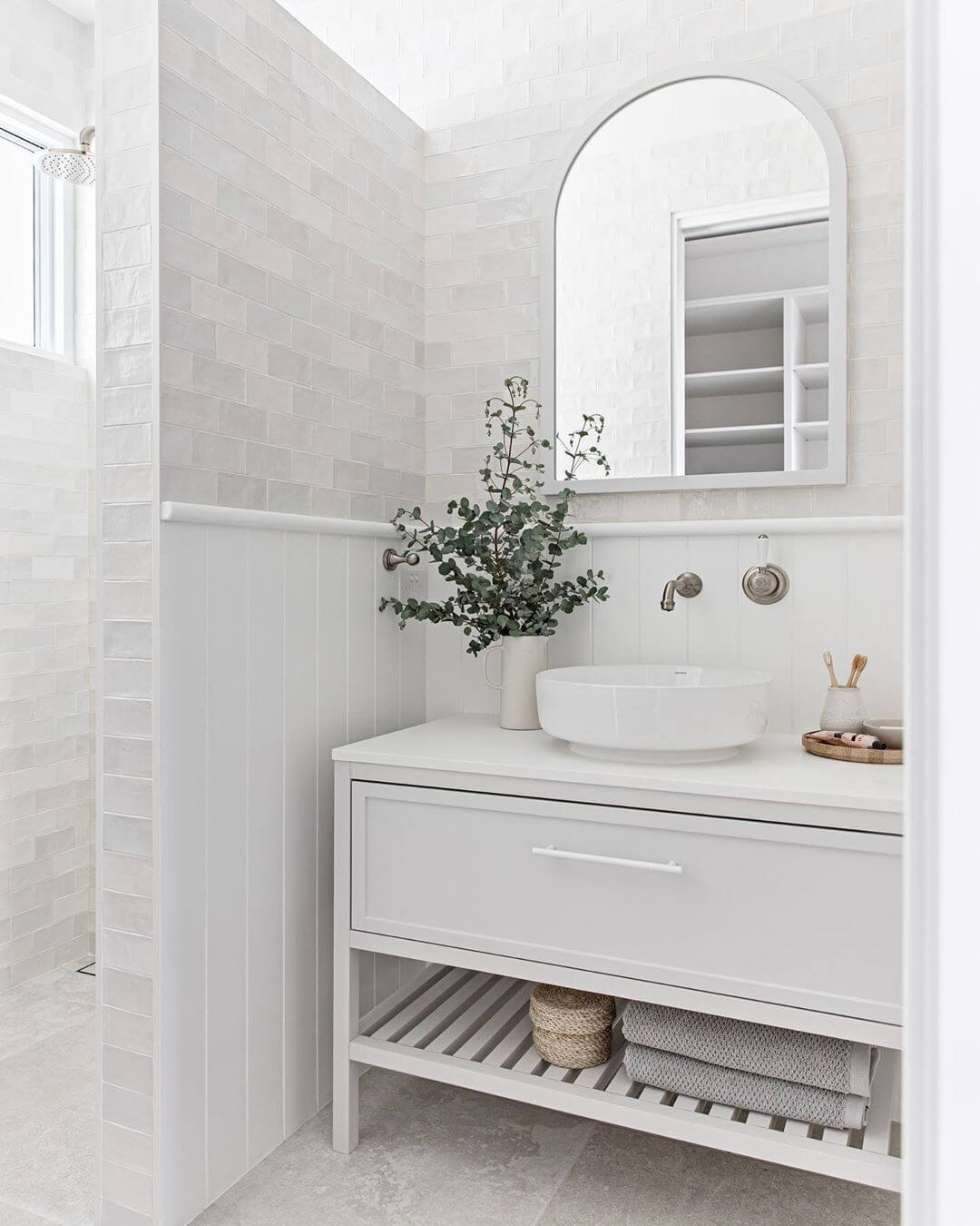 27+ Modern Bathroom Counter Decor Ideas with Glass Jars & Trays ...