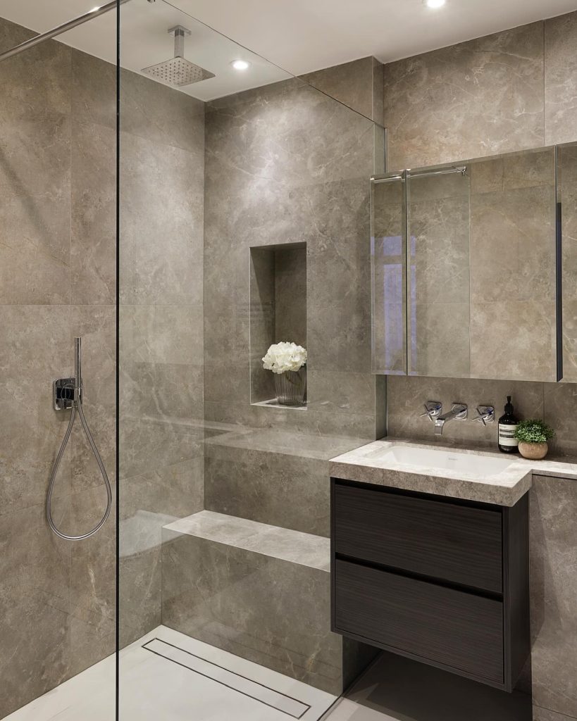 Natural Stone-Look Shower Tiles in Subtle Gray