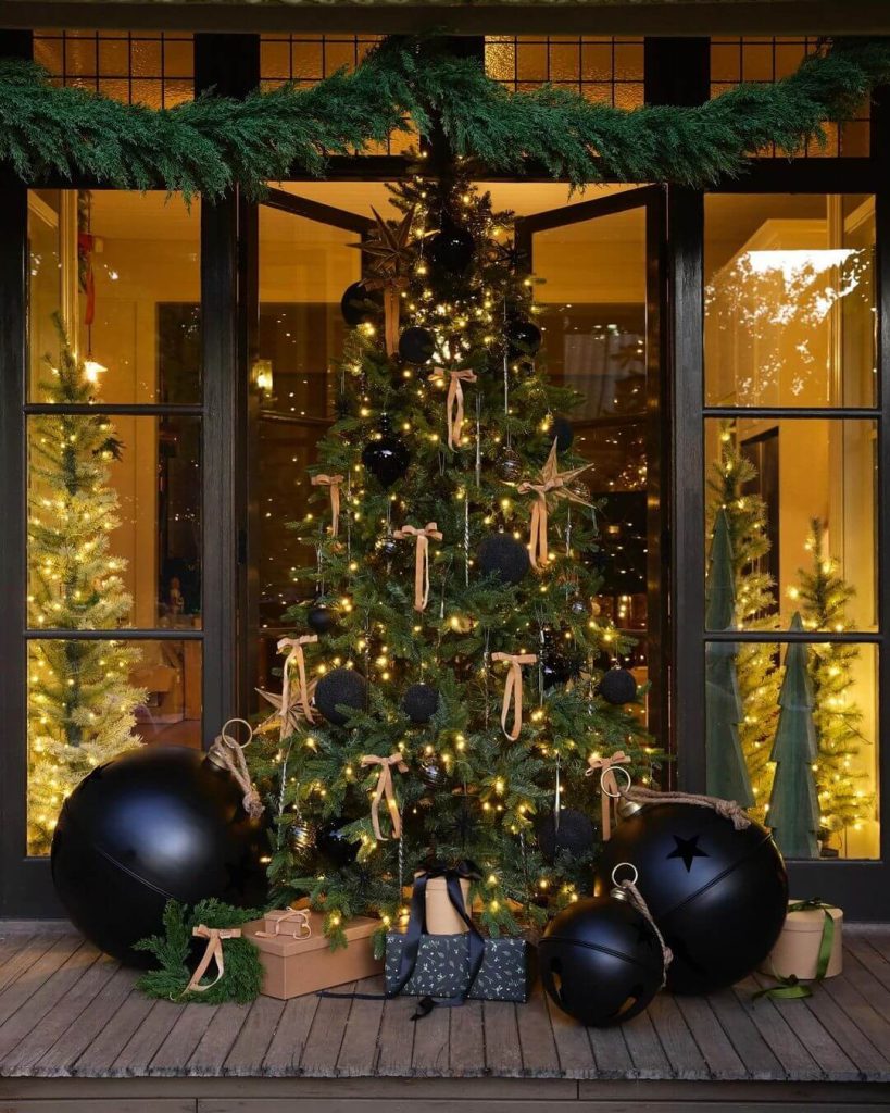 Outdoor Black and Gold Christmas Display