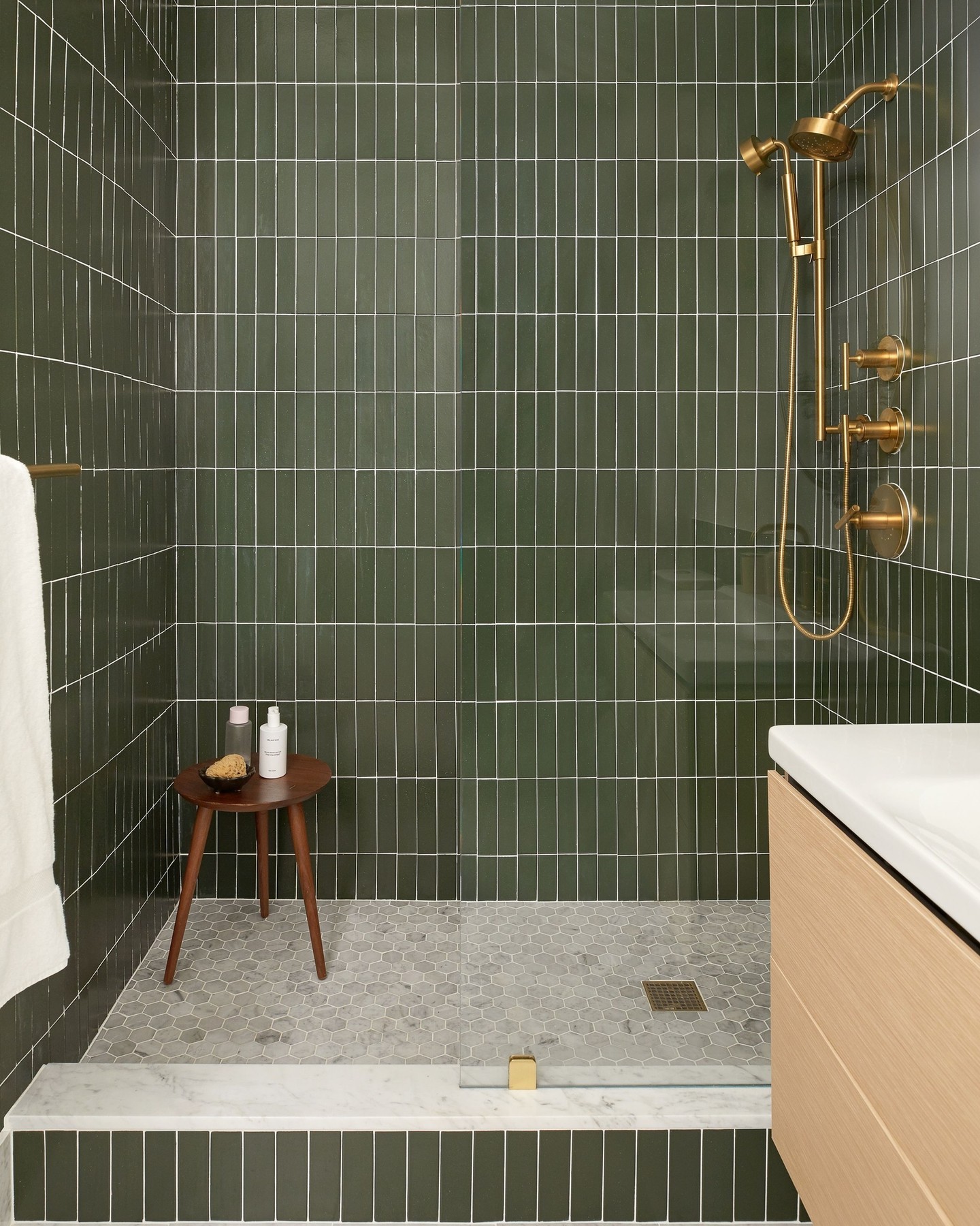 35+ Creative Shower Tile Ideas for a Standout Bathroom Look - Evinco Design