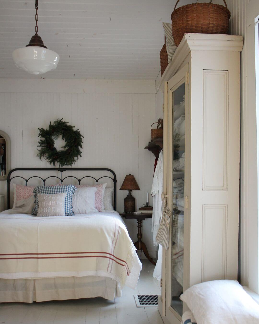 29 Modern Farmhouse Bedroom Ideas for a Contemporary Feel - Evinco Design
