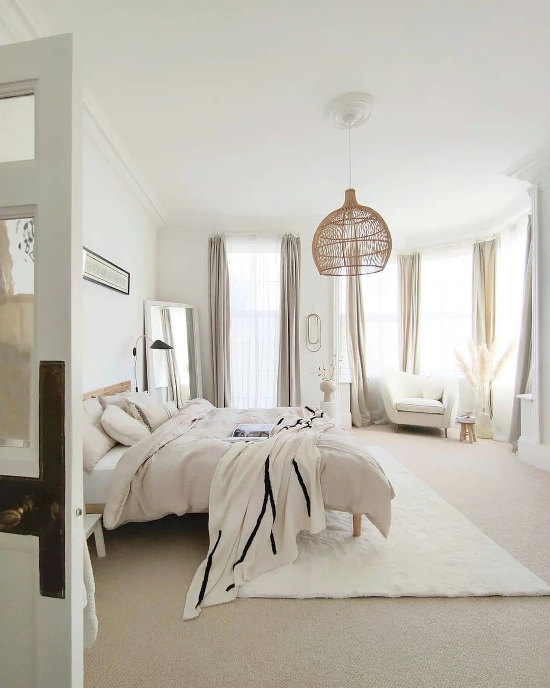 21+ Minimalist White Bedroom Ideas for a Cozy Retreat - Evinco Design