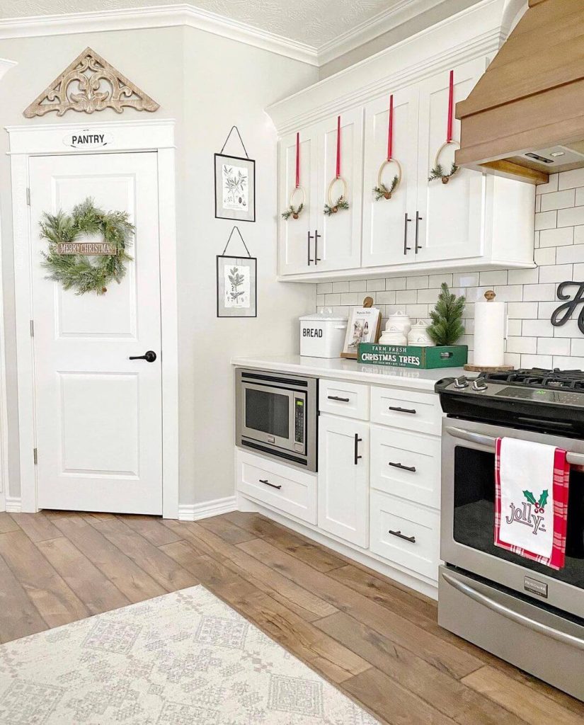 Classic Farmhouse Christmas Kitchen Decor