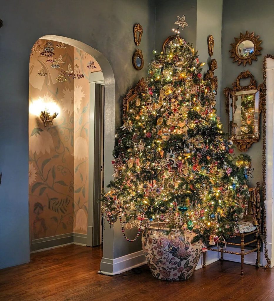 Elegant Vintage-Inspired Christmas Tree with Antique Accents