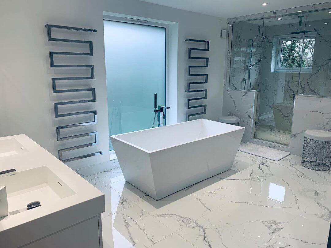 25+ Grey And White Bathroom Ideas: Balancing Minimalism with Comfort ...