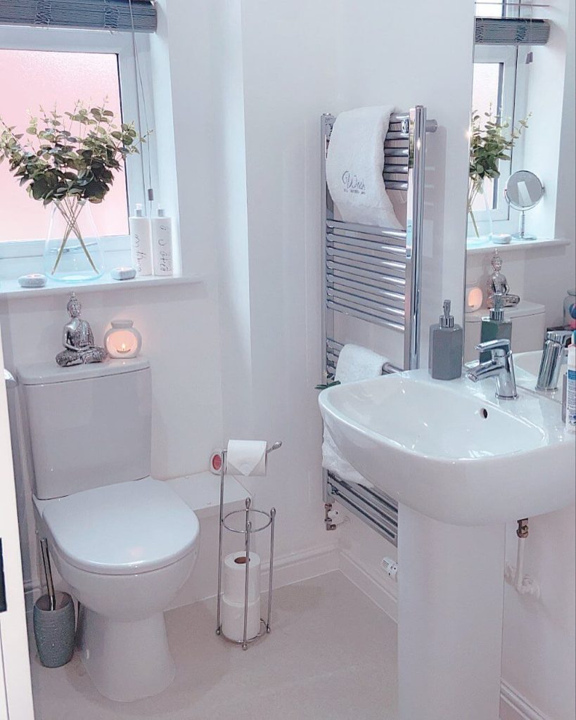 Minimalist Bathroom with Decorative Shelving