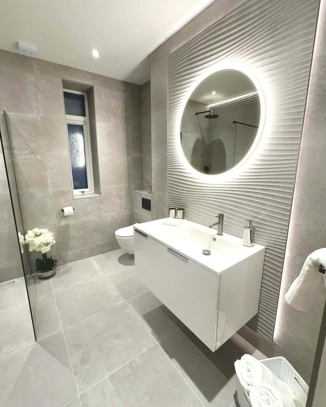 27+ Best White Bathroom Designs for a Clean & Chic Aesthetic