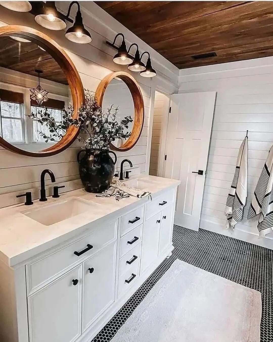 Stunning Farmhouse Bathroom Mirrors to Elevate Your Rustic Retreat