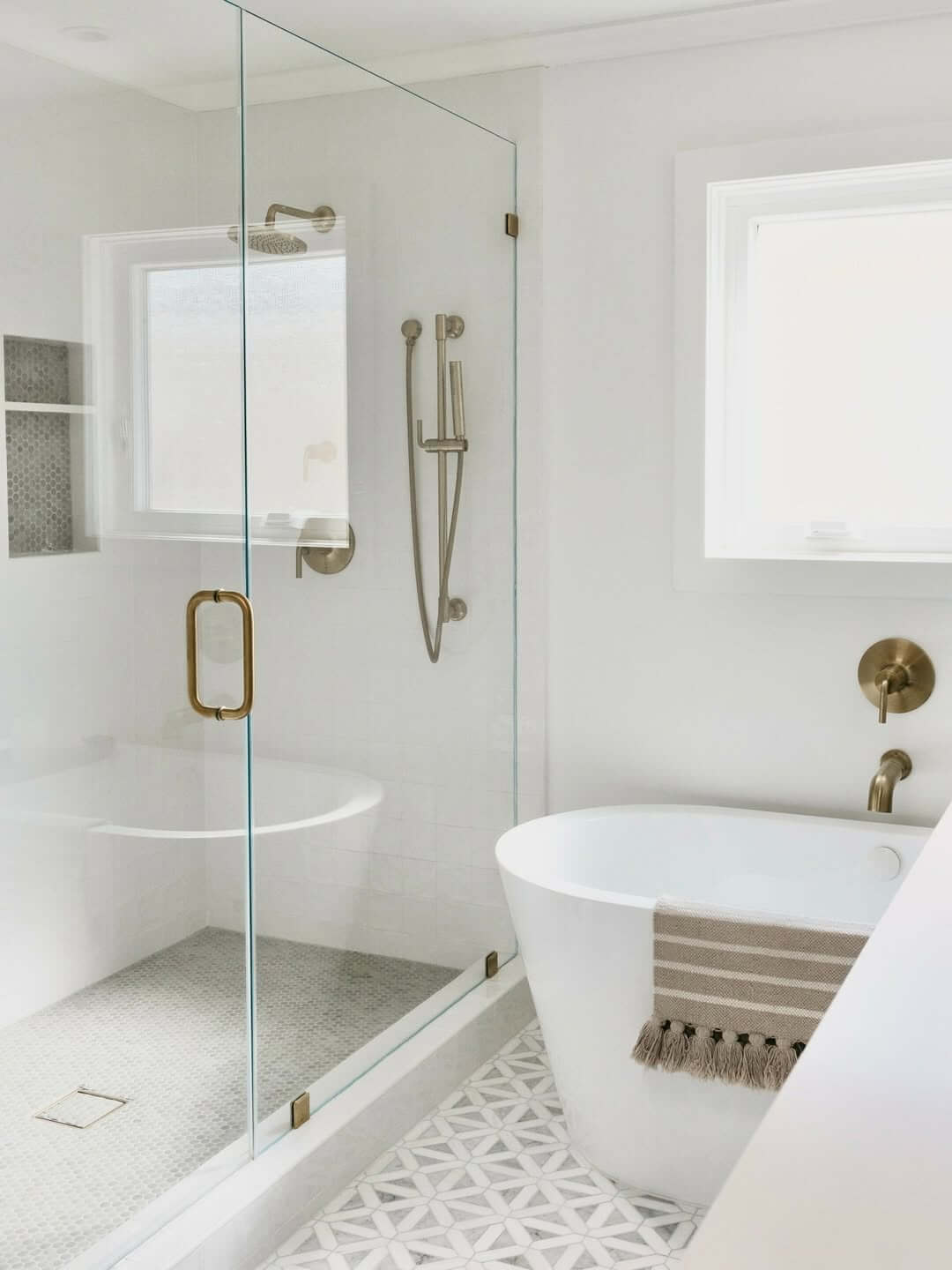27+ Best White Bathroom Designs for a Clean & Chic Aesthetic