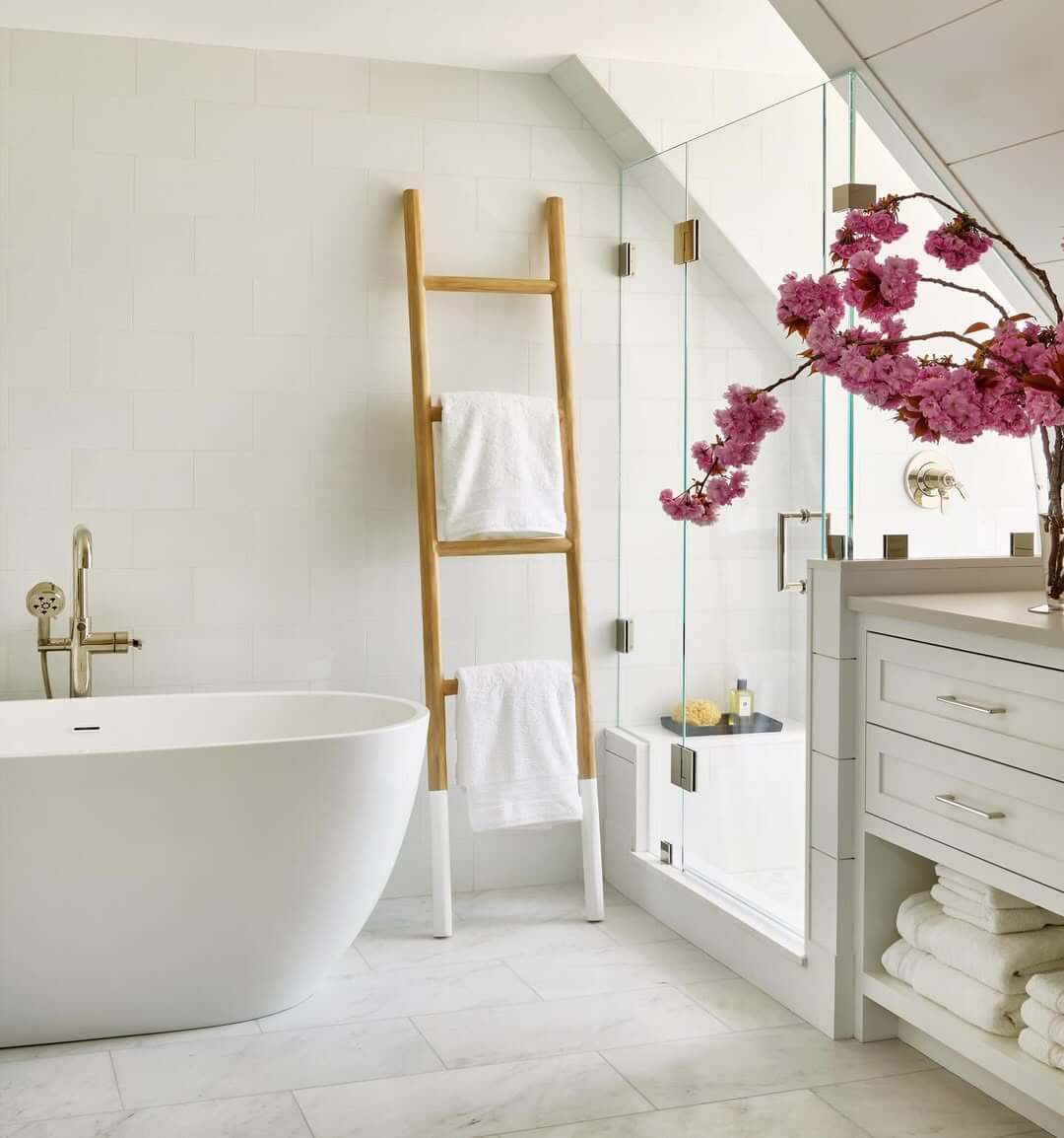 25+ White Bathroom Ideas with Gold Fixtures for a Glamorous Touch
