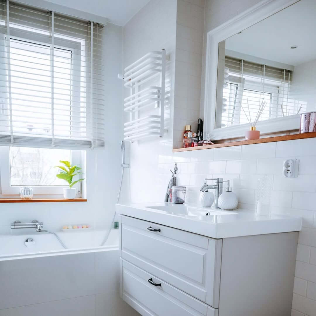27+ Best White Bathroom Designs for a Clean & Chic Aesthetic