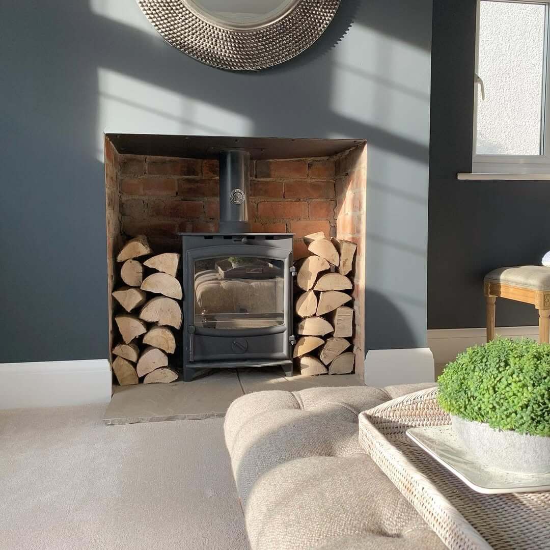 Stunning Compact Minimalist Decor For Small Apartments With A Fireplace image