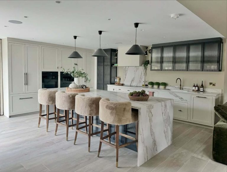 29 Stylish and Space-Saving Apartment Kitchen Ideas - Evinco Design