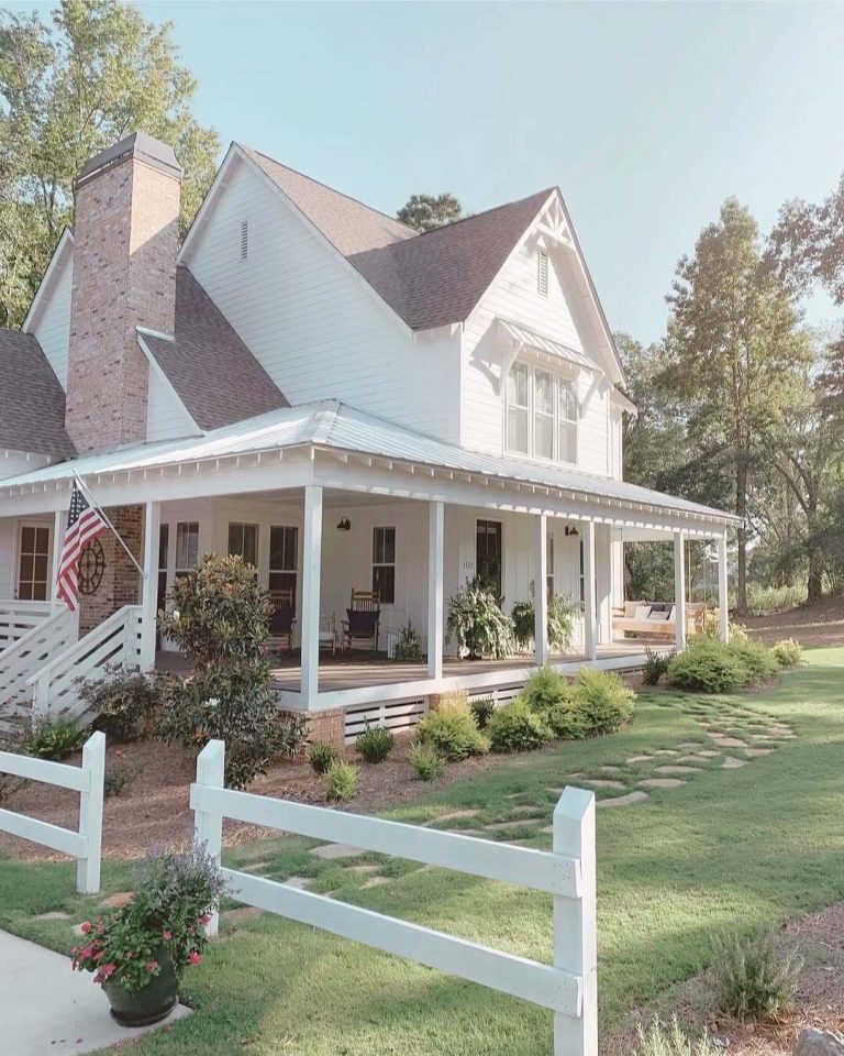 Stunning White Farmhouse Exteriors That Redefine Rustic Charm