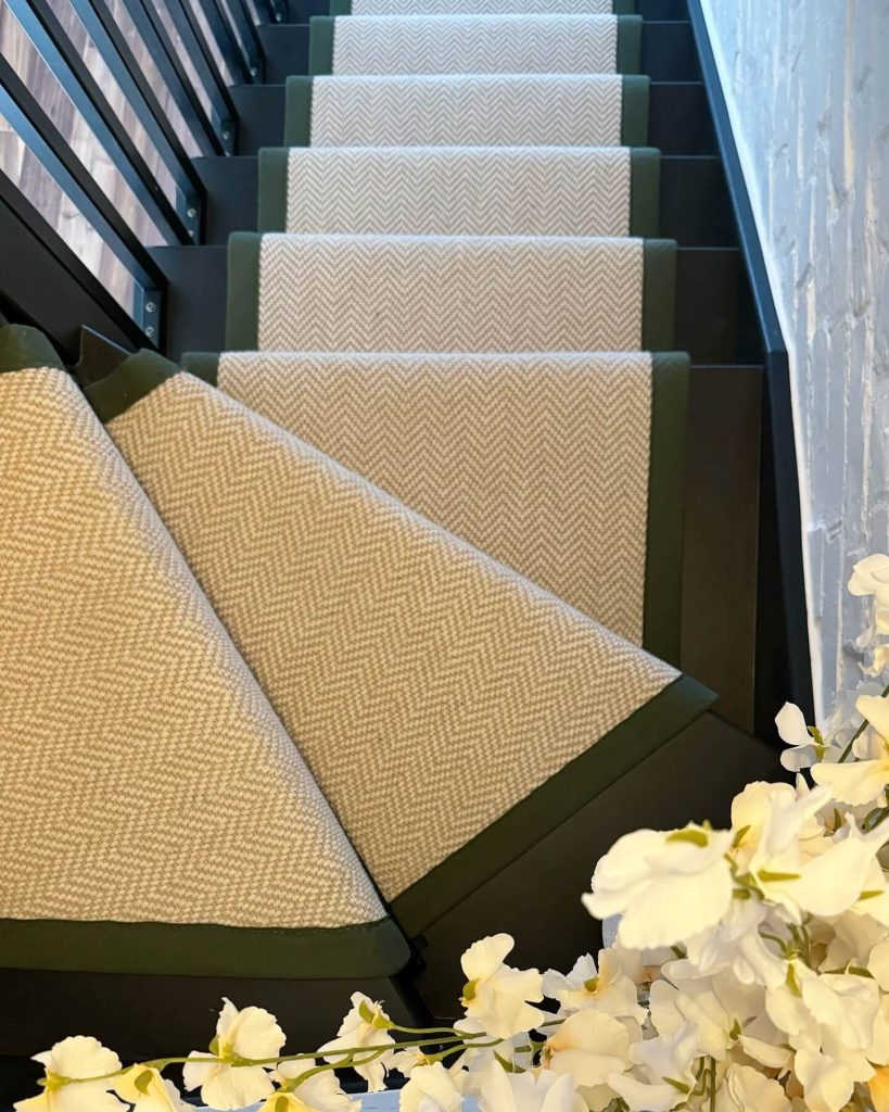 13. Crisp Neutrals with Deep Green Border