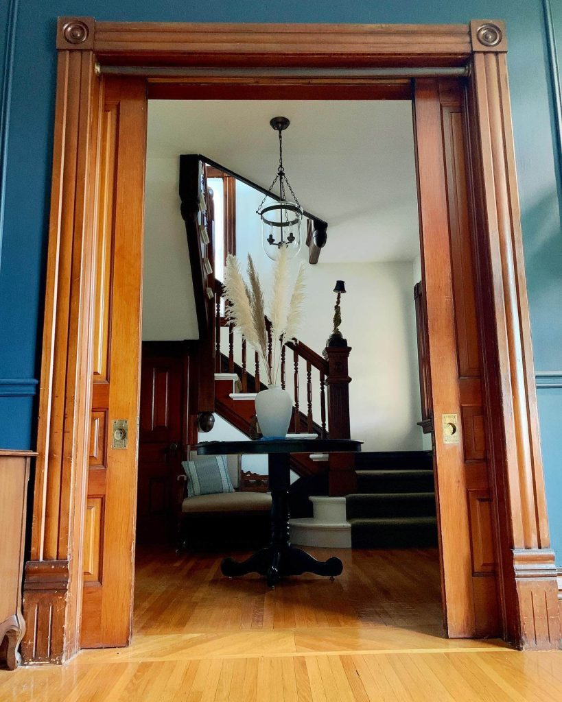 14. Refined Tradition with High-Gloss Warmth
