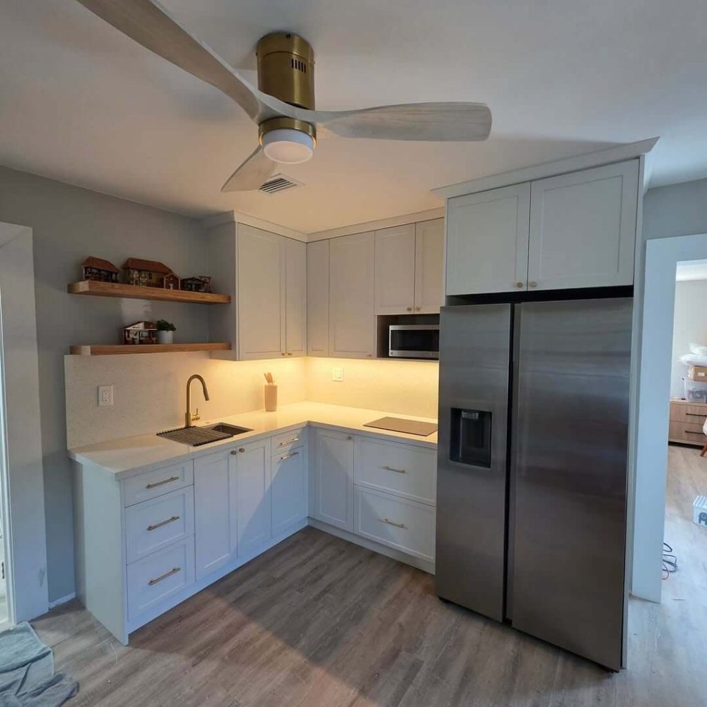 15. Cool White Cabinets with Warm Underlights for a Clean Look