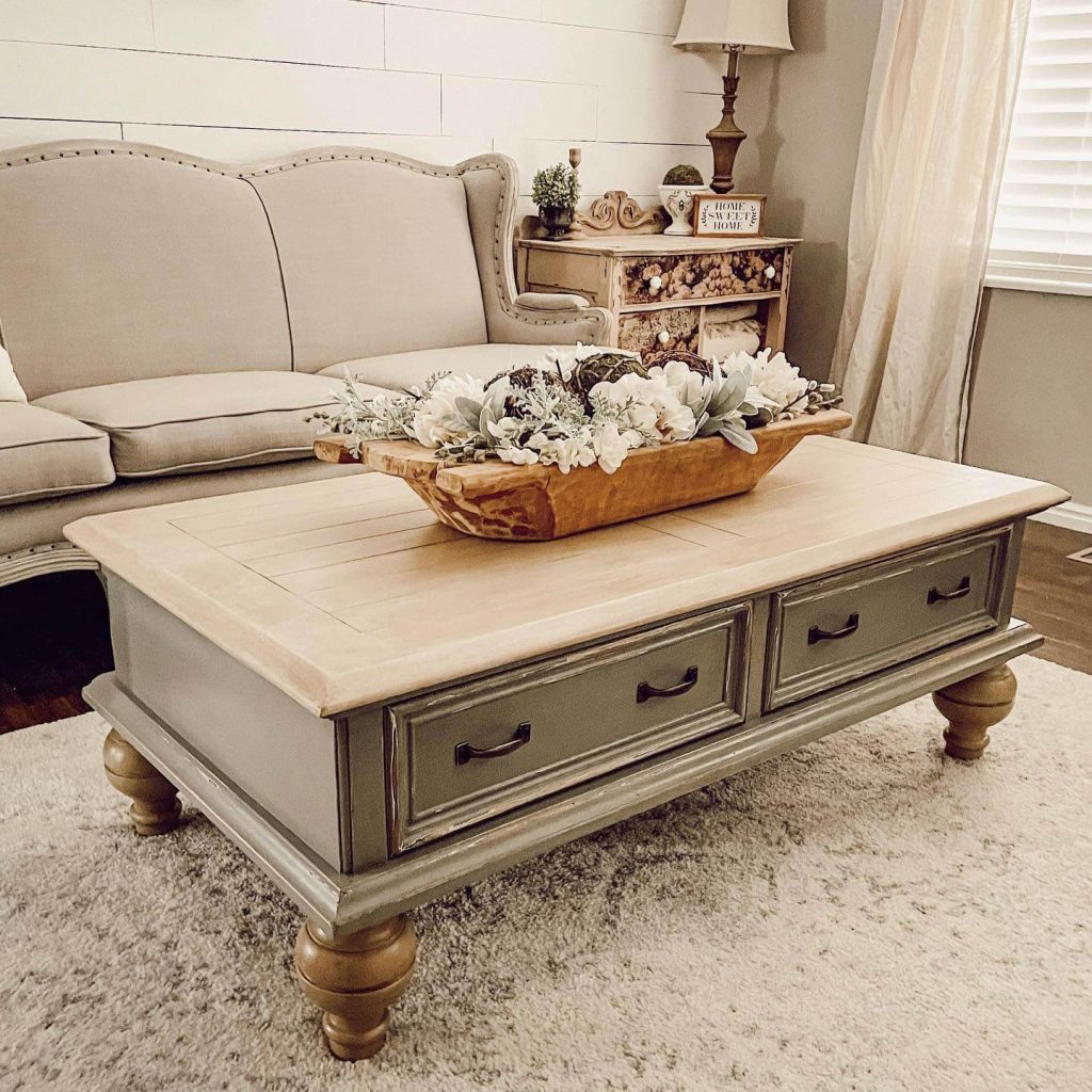 17. Elegant Centerpiece with a Vintage Touch