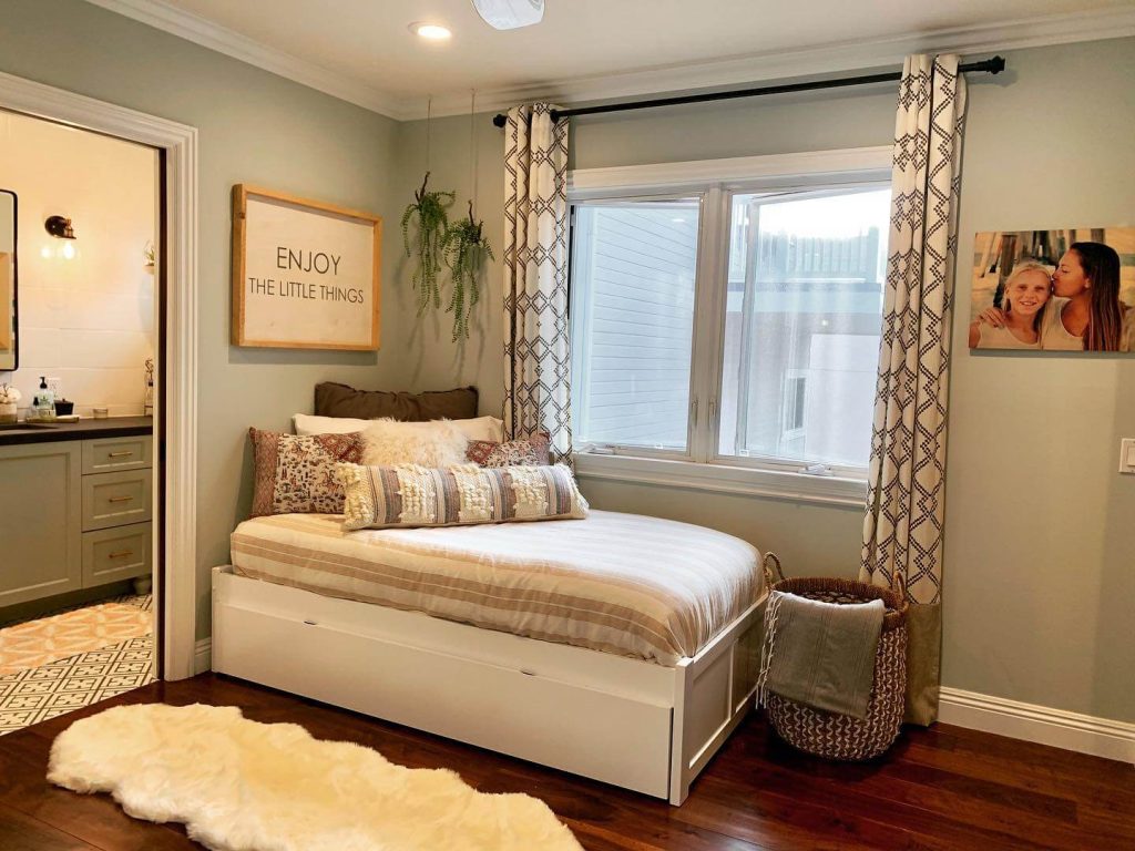 18. Cozy Coastal Corner with a Personal Touch