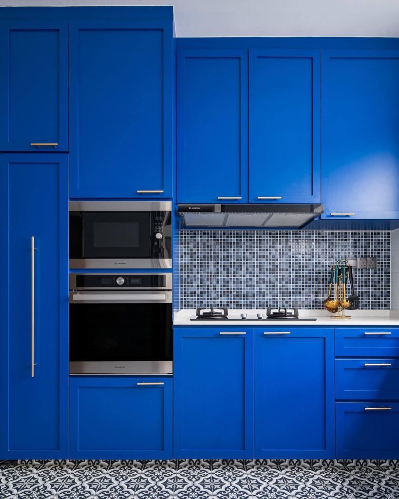 20. Electric Blue Brilliance in a High-Energy Kitchen
