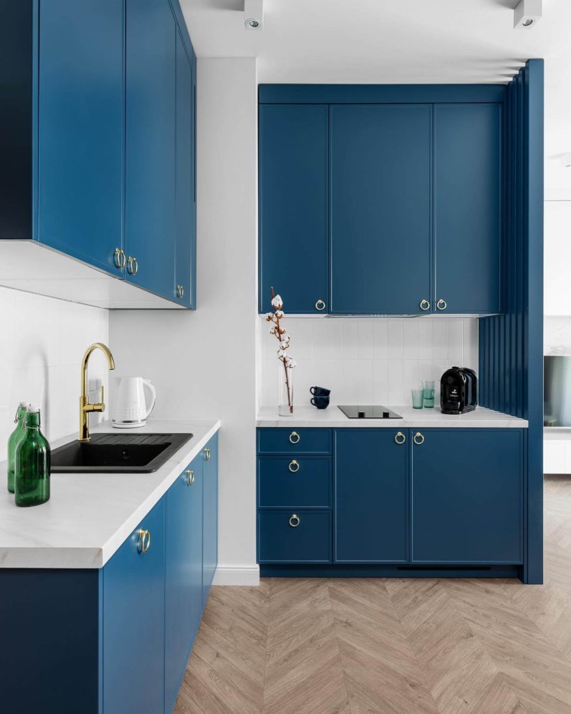 22. Compact and Chic with Luxe Blue and Brass Accents