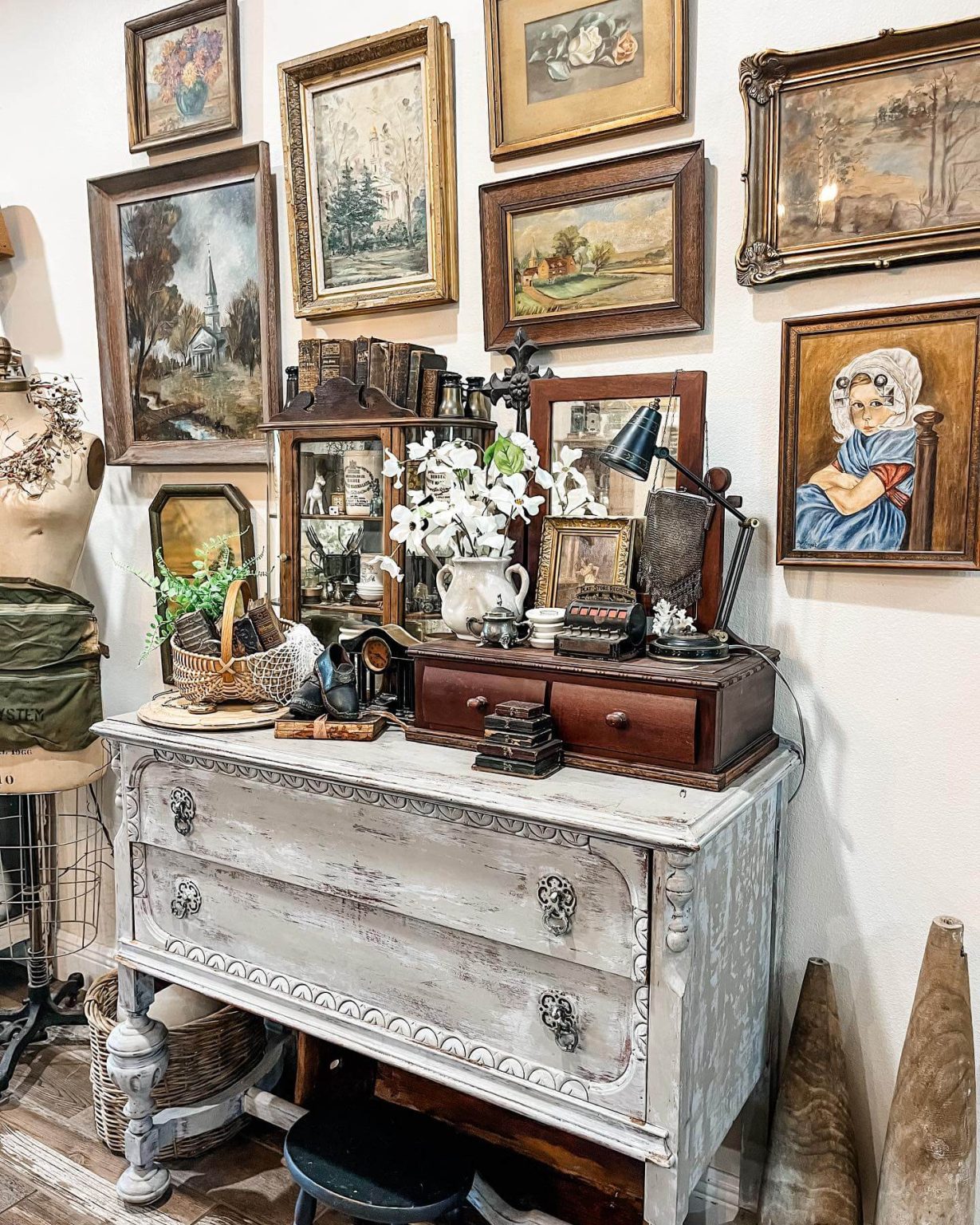 Vintage Gallery Wall Ideas That Add Instant Charm to Your Space ...