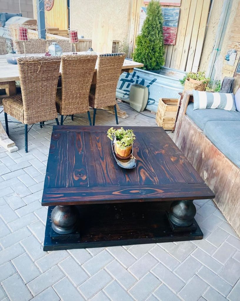 27. Outdoor Farmhouse Style with Bold Contrast