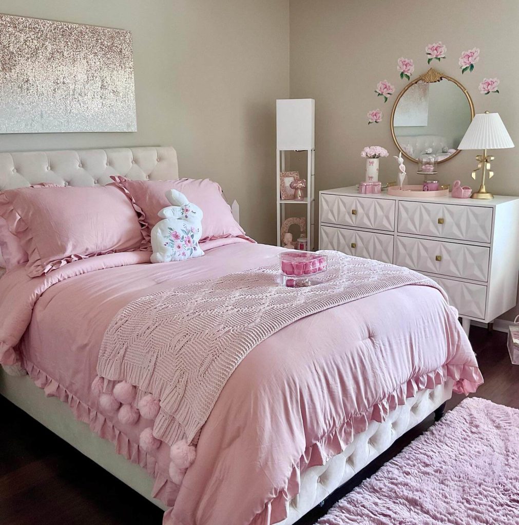 30. Contemporary Chic with Retro Coral Notes