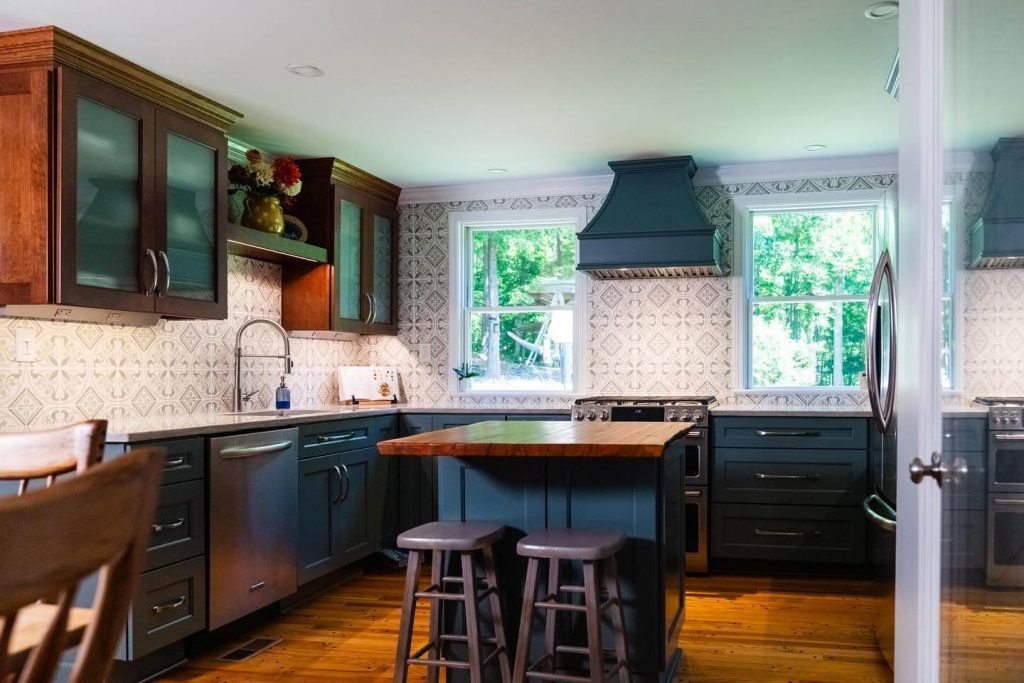 6. Traditional Elegance with Patterned Backsplash and Deep Blue Tones