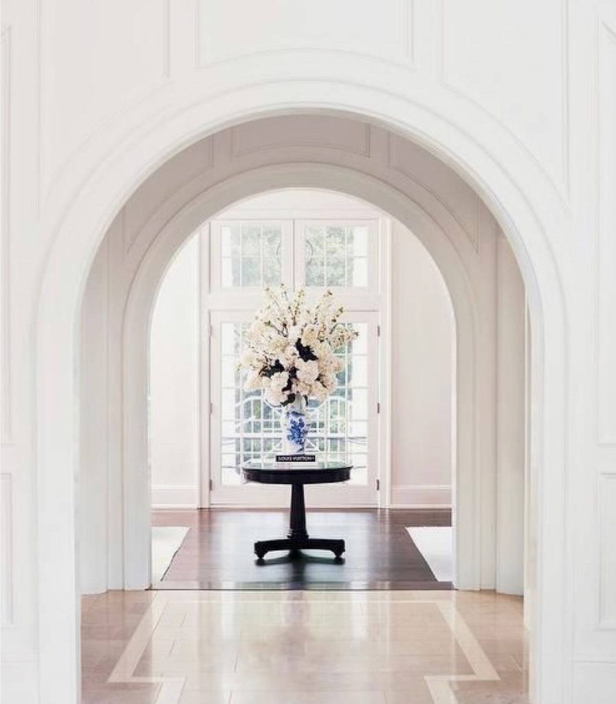 7. Coastal Elegance with Blue and White Porcelain