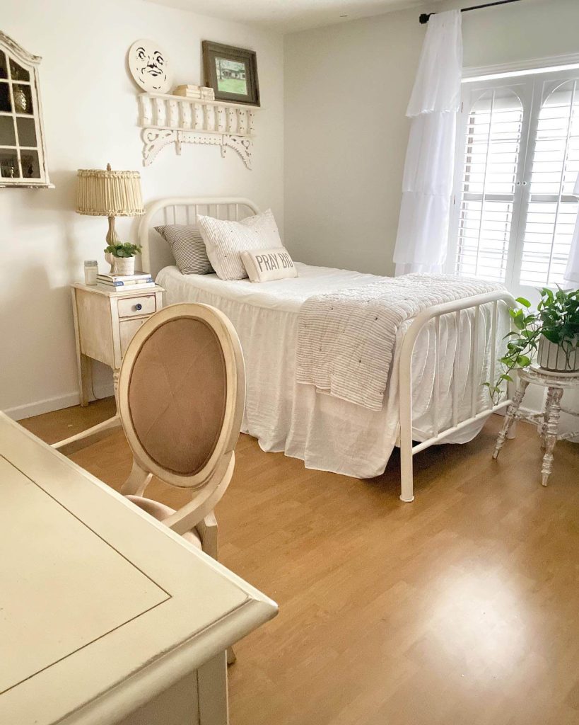 9. Vintage Farmhouse for a Small Space