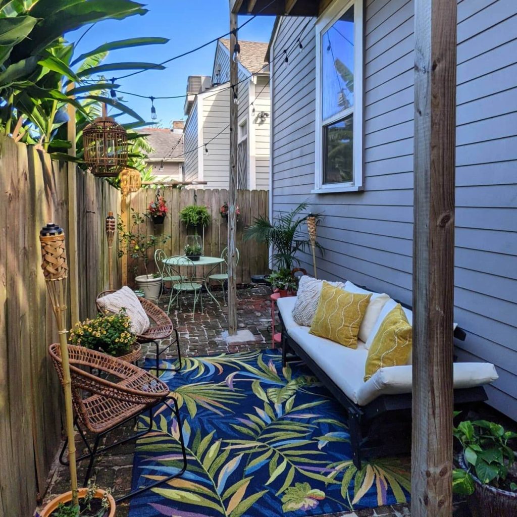 17. Maximize a Narrow Side Yard with Cozy Zones