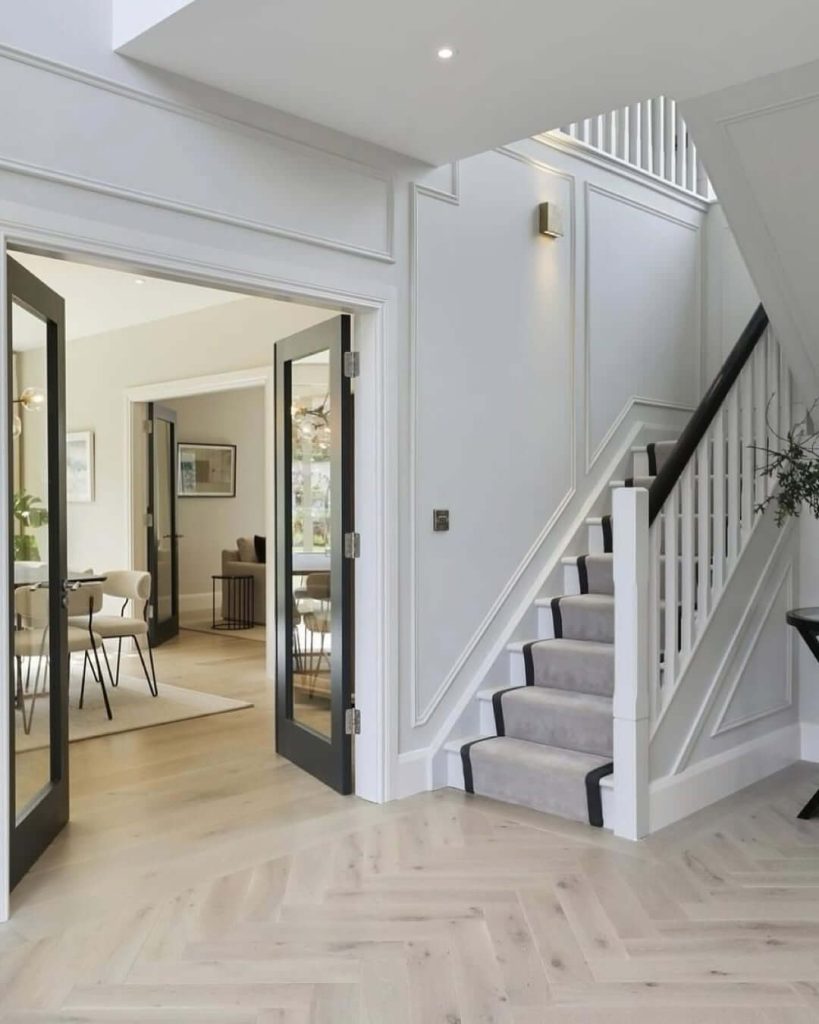 20. Minimalist Picture Frame Molding for Understated Elegance