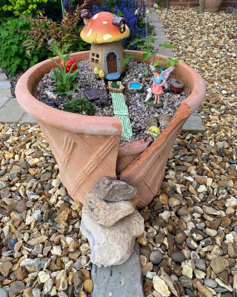 24. Broken Pot Fairy House Design
