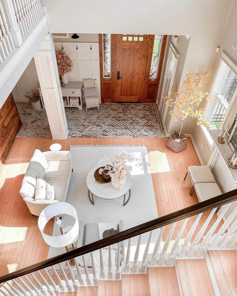 1. Subtle Seasonal Touches Start at the Entryway