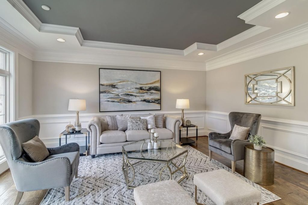 11. Soft Gray Ceiling with Neutral Walls: Elegant Contrast