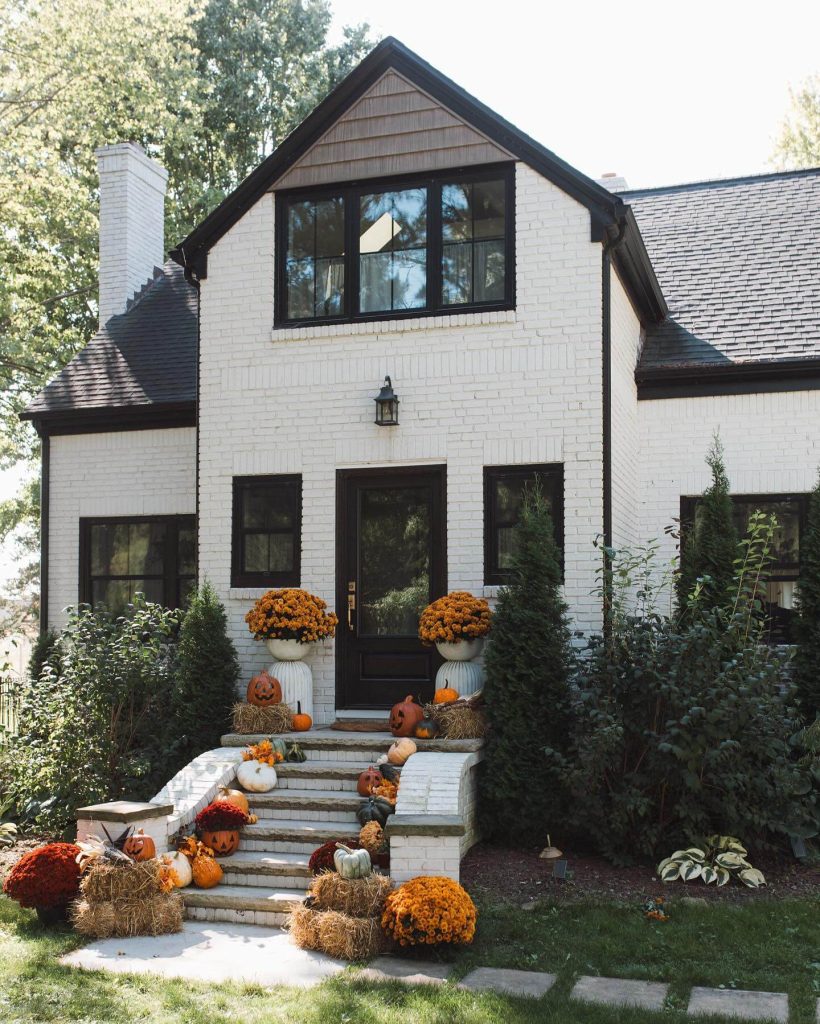 13. Farmhouse Festive with Hay Bales and Classic Carvings